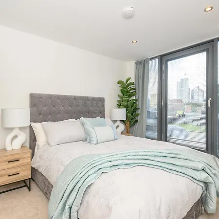 Apartment Luxury Penthouse With Private Hot Tub Overlooking Centre *