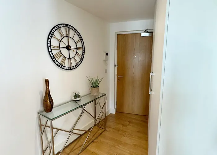 Luxury Penthouse With Private Hot Tub Overlooking Centre *