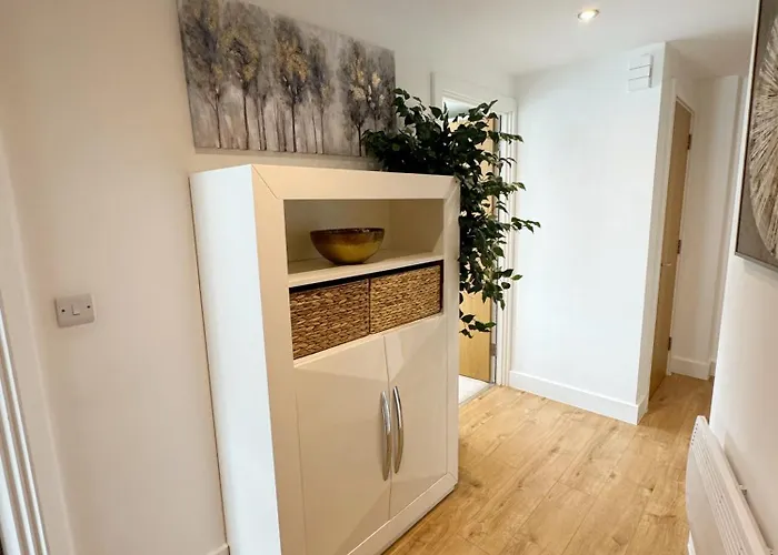 Апартаменти Luxury Penthouse With Private Hot Tub Overlooking Centre Лідс