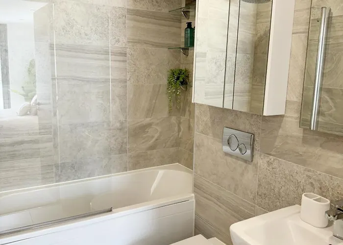 Luxury Penthouse With Private Hot Tub Overlooking Centre