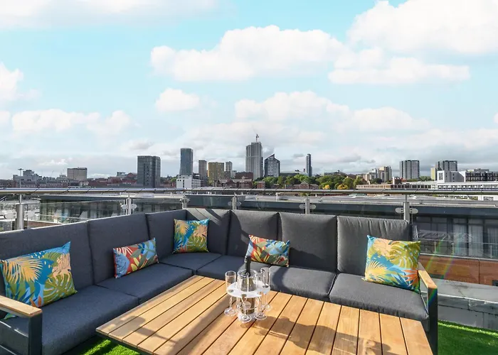 Luxury Penthouse With Private Hot Tub Overlooking Centre *