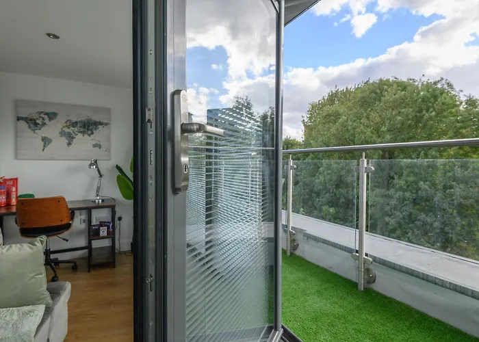 Апартаменти Luxury Penthouse With Private Hot Tub Overlooking Centre Лідс