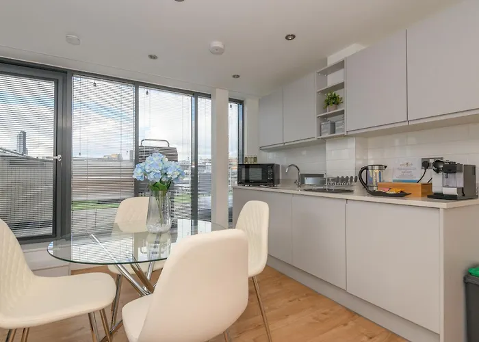 Апартаменти Luxury Penthouse With Private Hot Tub Overlooking Centre Лідс