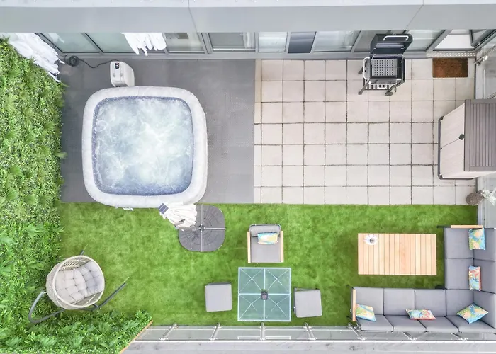 Luxury Penthouse With Private Hot Tub Overlooking Centre *